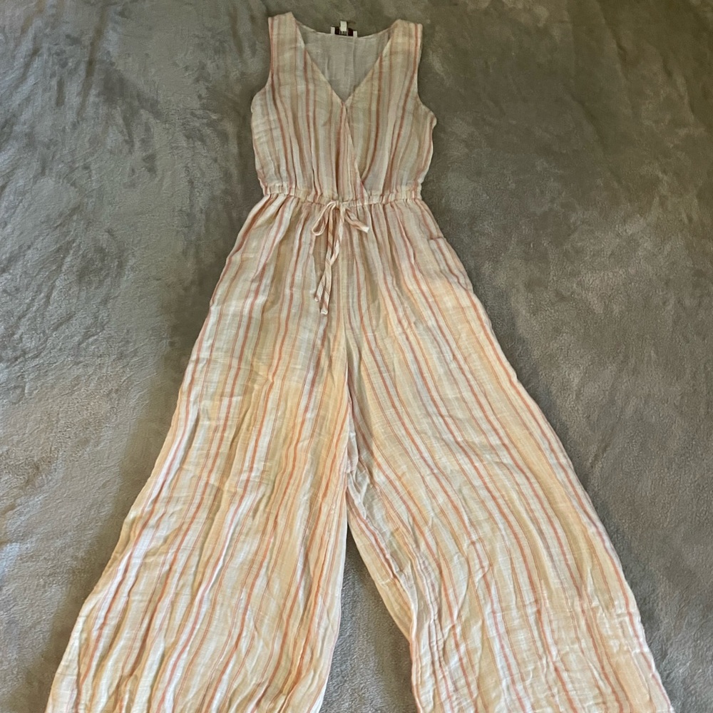 Lightweight Sleeveless jumper, New with tags.  Perfect for summer